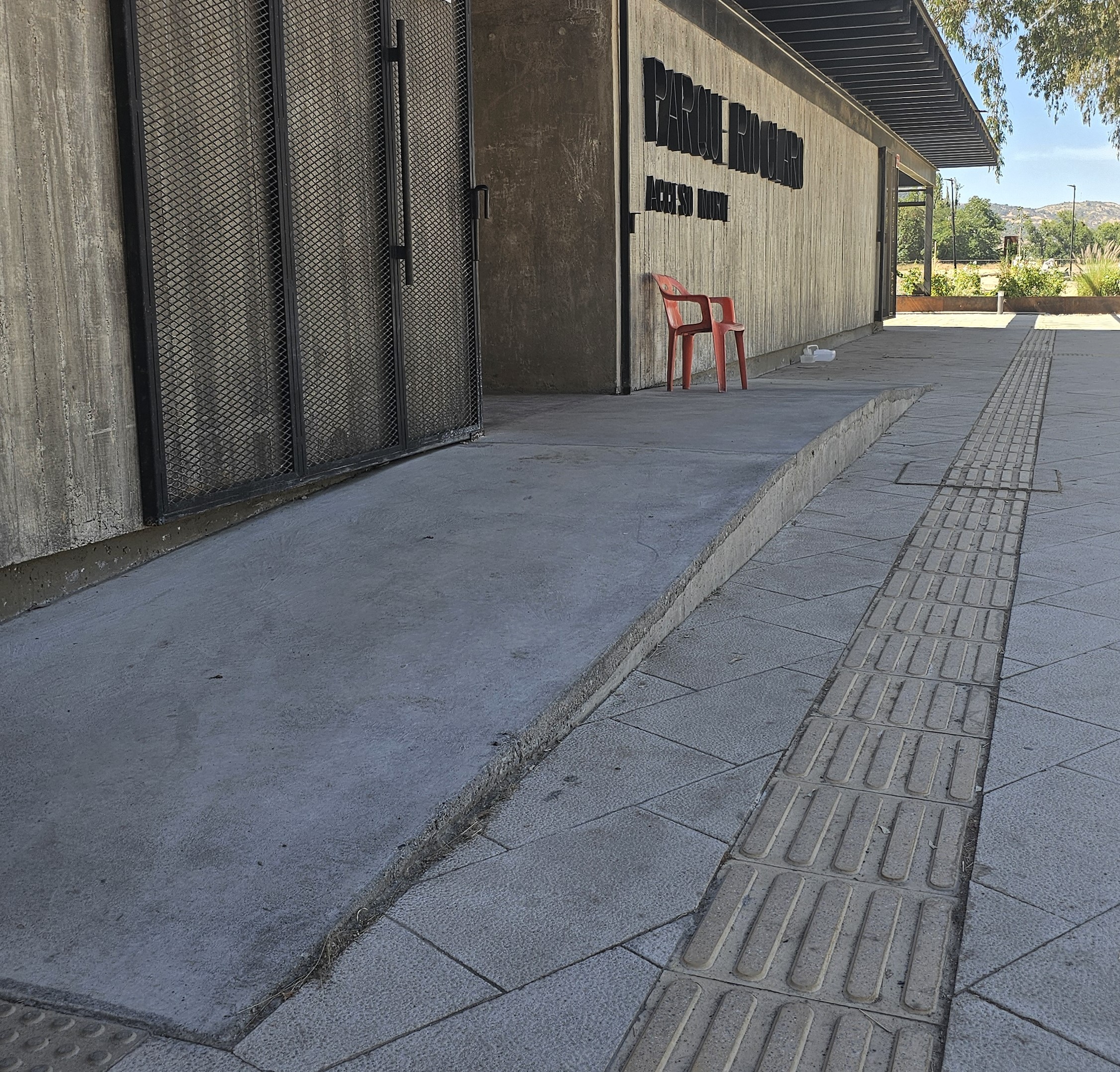 fotografía del piso podotáctil cercano al baño